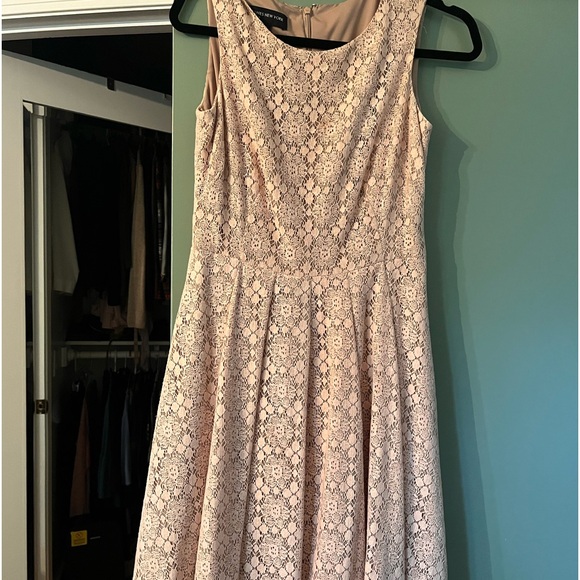 Jones NY beautiful summer dress! Peach colored lace. knee length. Size 4. - Picture 1 of 6